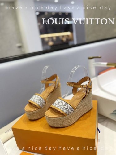 出厂 Loui*Vuitton 最新走秀款厚底凉鞋 香港原版购入一比一开模 今年的款式比去年增加了新原素 显得更为大牌 皮面款采用原版树膏皮牛皮 内里垫脚全羊皮