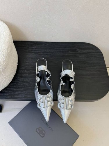 Balencia新款高跟鞋凉鞋 超有气质妥妥的自留款 上脚尤为惊艳，闭眼入都是不会后悔 进口牛油鞋面 羊皮内里 真皮大底 尺码:35–39 40定制