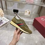 2025动感单品轻盈且灵活的外底经过特殊处理洋溢着浓郁的复古风情可拆卸可调节踝部绑带。鞋舌饰以高频压花工艺打造的3D立体Gucci字样标识织物衬里舒适透气超轻抽