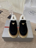 Prada 普拉达羊毛雪地鞋 24秋冬最新款雪地靴！羊毛领口上下呼应设计！勾勒出普拉达品牌logo 凸显高端大气！采用澳洲进口羊皮毛内里，冬季保暖效果超赞 码数