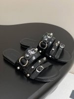 25Ss春夏新款Balenciaga金属铆钉机车朋克风平底拖鞋 辣妹必备这双Cagole拖鞋鞋型是淑女拖鞋上面的铆钉又超级朋克街头简直太别致了 Ins爆款 甜酷