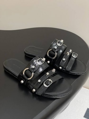 25Ss春夏新款Balenciaga金属铆钉机车朋克风平底拖鞋 辣妹必备这双Cagole拖鞋鞋型是淑女拖鞋上面的铆钉又超级朋克街头简直太别致了 Ins爆款 甜酷