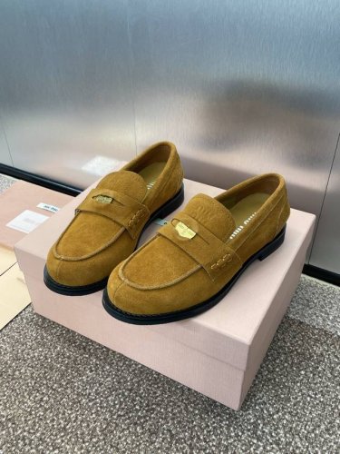 工厂价 MiuMiu 2025春夏新款厚底标志性徽章拼色女单鞋 缪缪明星同款字母logo五金扣一脚蹬皮带扣圆头复古乐福鞋 市面顶级高端版本材质:鞋面进口开边珠牛