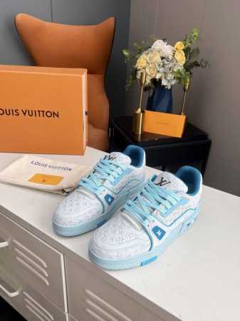 LV Trainer Tyler低帮板鞋是男女款牛油果色。 鞋身采用了老花LOGO和LV字母的设计， 展现出时尚大气的外观。 鞋底采用耐磨材质，确保舒适性和耐用 - 点击图像关闭