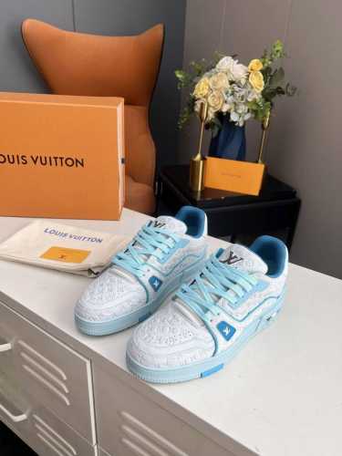 LV Trainer Tyler低帮板鞋是男女款牛油果色。 鞋身采用了老花LOGO和LV字母的设计， 展现出时尚大气的外观。 鞋底采用耐磨材质，确保舒适性和耐用