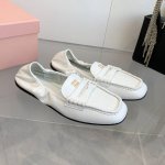 出厂价 MiuMiu 缪缪25ss春夏走秀款，一脚蹬懒人单鞋 芭蕾舞鞋今年最值得入手的单鞋 ！超多网红明星上脚 miumiu今年秋冬确实泰酷辣 秋冬限定款 专柜