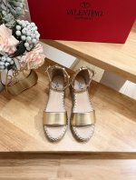 valentino Garavani 荔枝牛皮系带坡跟凉鞋 金属效果工艺处理铆钉装饰 麻绳包裹坡跟 可调节小牛皮系带 坡跟防水台 意大利制造 -35-41