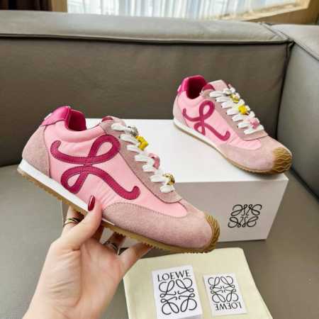 出厂价Pp： 扣子款 2025罗意威Ballet Runner 2.0爆款休闲鞋来袭，拼色小清新设计，适合更种各类百搭服饰，給人耳目一新的感觉。进口头层牛皮注塑 - 点击图像关闭