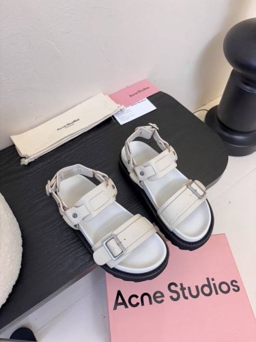 Acne Studios 厚底机车凉鞋拿捏！ 甜酷风拉满 Acne Studios 这两款凉鞋太绝啦！ 黑色款，酷帅感十足，多扣带设计又A又飒，厚底增加了时尚度