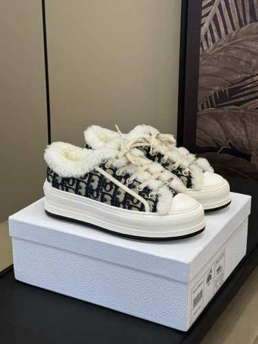 Dio r fw 24 new arrival～ cd 家 24秋冬羊毛运动鞋新品 经典刺绣厚底毛毛鞋，鞋面延续经典刺绣图案，内里皮毛一体材质！兼具颜值与舒适度