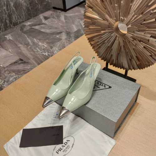 顶级包装配套最高版本 PRADA 普拉达新品， 顶级版本 实力来袭！ 原版鞋头扁尖形状楦条+加长金属三角铁头+二代小形皮包扣 是不是高端货对比细节便知分晓。 凉