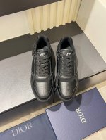 Dio* 低帮B27休闲运动鞋，这款 B27 低帮运动鞋是该系列新品，延续 Di*R的经典款式。采用黑色 Oblique Galaxy 印花效果皮革搭配光滑牛皮