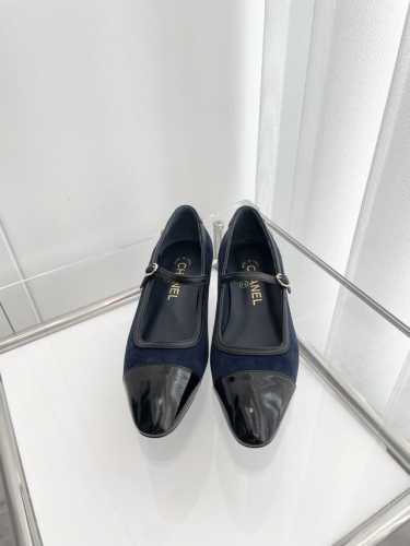 小香2024夏季新品 ～～～小香新款单鞋！同原版1：1复制！非市场普通版本。 面料：漆皮or麂皮 内里：羊皮 跟高：1.5cm 大底：意大利皮底 码数：35-3