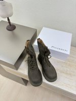 登山靴 J W 设计师品牌 女鞋 头层磨砂 牛皮 真皮包跟 档次满满 军绿色登山系列 防滑大底设计 有着若隐若现的魅力。 元素的加入为精致的鞋体注入更多反叛和力