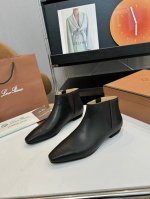 工廠價: 品 牌：Lo*ro Pia*na Loropiana LP诺悠翩雅24ss秋冬新款 Lakeside 牛皮切尔西短靴 这款短靴采用头层胎牛皮制成，十分