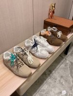 情侣新款: 厂价 Miumiu* 系列顶级代购情侣2025专柜同步发售，意大利进口原版精选进口原料，做工考究， ，鞋底： 超舒适 原厂特供原版底，独家双层活动成