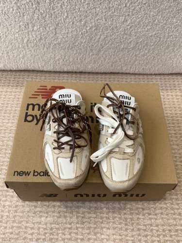 P380早春Miumi*U X New Balanc*E联名走秀款 半拖 超级无敌大热门无论你如何穿搭请都不要放过这一双530系列的运动鞋 非常好搭配！ 洋气到
