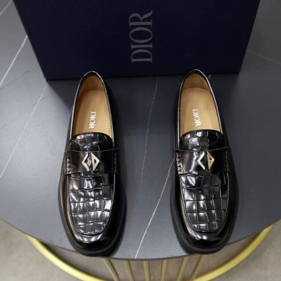 出厂价Pp： 品牌：迪奥Dior 标准码：男码38 44 45可以定做 等级：官网同款 材料：原版牛皮拼接 牛皮内里 原版Tpu耐磨柔软大底 款式类别：休闲运动