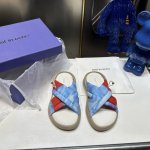 橙子出厂价 小众品牌 lost in echo 交叉厚底面包拖鞋 拖鞋的外型时尚感满满，简约大气 非常有创意的毛绒元素，搭配酷酷的军绿色，整体风格 蓬松且有厚度