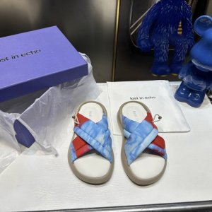 橙子出厂价 小众品牌 lost in echo 交叉厚底面包拖鞋 拖鞋的外型时尚感满满，简约大气 非常有创意的毛绒元素，搭配酷酷的军绿色，整体风格 蓬松且有厚度