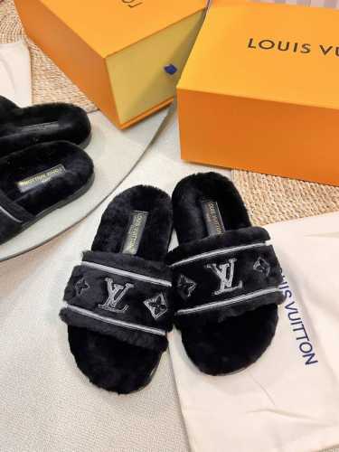 路易威登lv秋冬最新款毛毛拖鞋～ 这双毛拖也是好好看！皮质的就是非常高级呀！！搭配秋冬的牛仔短裤 简直就是完美呀！穿上立马拥有理想的身高有没有！ 大爱款，有时尚