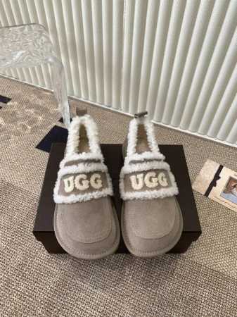 Ugg 刺绣logo圆头鞋 一眼就上头的款式 胖胖的方圆头鞋 加上羊毛边边logo 憨憨的可爱，秋冬穿搭必备单品光鞋身很轻巧，不论是居家还是出街都很可 颜色：栗 - 点击图像关闭