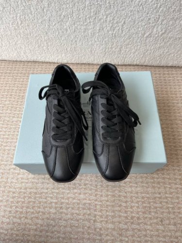 prada 普拉达 25Ss春夏新款 德训鞋 休闲鞋 精工制造，缝线均匀，皮质质感一览无余，多色拼接，时尚大方，柔软舒适透气，外侧饰有Prada字母徽标 搭配织