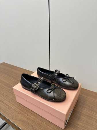 Miu Miu 缪缪 25Ss 早春新款 玛丽珍芭蕾舞鞋 P360 缪家以芭蕾的灵动意韵融于日常. 以现代笔触刻画舞鞋经典轮廓！ 超软的摔纹漆皮质款芭蕾舞鞋. - 点击图像关闭