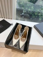 顶级版本 S**nt Laurent YSL 圣罗兰logo跟高跟凉鞋后带完美的露肤度更显得白显瘦，经典时尚百搭款 低调中透露出高雅气质材料采用进口原版牛漆皮做