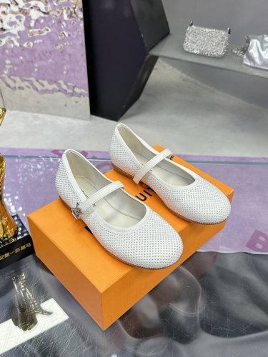 工厂p价p louis Vuitton 路易威登春夏 单鞋系列 联名玛丽珍时装平底鞋 春夏秀场出镜率最高的一款单品 超多名模上脚 简约大方非常百搭 鞋面 采用原