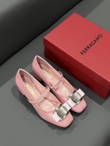 橙子出厂价p ferragamo 菲拉格慕 春夏新款 蝴蝶结芭蕾舞鞋 玛丽珍鞋 粗跟单鞋 优雅永不过时 减龄又有点俏皮的方头 相信每个女孩都会为之心动 正品全身