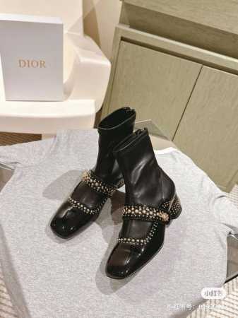 橙子出厂价 Dior 迪奥2024秋冬新款 belle-D 幸运星粗跟短靴 铆钉后拉链瘦瘦靴 # 这款 Belle-D 带跟靴子于迪奥二零二四秋冬成衣系列发布秀 - 点击图像关闭