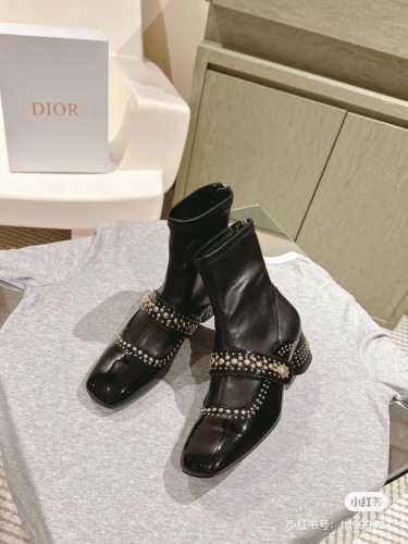 橙子出厂价 Dior 迪奥2024秋冬新款 belle-D 幸运星粗跟短靴 铆钉后拉链瘦瘦靴 # 这款 Belle-D 带跟靴子于迪奥二零二四秋冬成衣系列发布秀