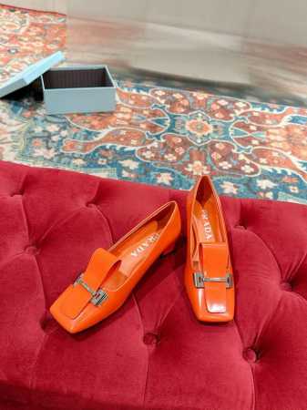 PRADA 2025s普拉达春夏新品方头露舌皮饰金属扣头穆勒单鞋系列新款浅口方头单鞋，因为照足原版做法，鞋面做法原版完全一致，顶级的开边珠牛皮，新颖的配色，再以 - 点击图像关闭