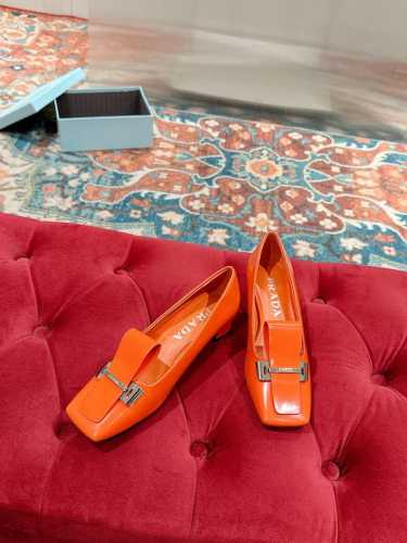 PRADA 2025s普拉达春夏新品方头露舌皮饰金属扣头穆勒单鞋系列新款浅口方头单鞋，因为照足原版做法，鞋面做法原版完全一致，顶级的开边珠牛皮，新颖的配色，再以