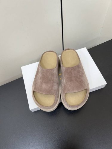 therow 25Ss春夏新品水台厚底糖果色拖鞋 这不用多说，是近两年最火之一的品牌，几乎博主人手一双！春天的季节就要到了，推荐这款随性又不乏设计感的拖鞋，这款