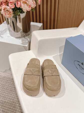 PRAD* 2025早春新款厚底三角标穆勒拖鞋好看到爆炸 舒适百搭，暴走不累 对版羊京面料，羊皮内里，私模TPU大底，码数：35-39# 40#订做不退换 - 点击图像关闭
