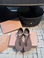 代购级 miu Mi* 25Ss 春夏新款走秀Miumiu 玛丽珍夹脚凉鞋 秀场工艺来自Miu Miu系列的细节特写 新季的潮流要素一 与此刻挚爱的概念 多元对
