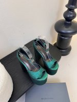 Balencia*A25Ss 奇异跟 弓形高跟单鞋凉鞋主推款，深口水台单鞋和刀头状方头凉鞋弓形高跟采用深口尖头单鞋和刀头状方头凉鞋。 分别为夏季与秋季注入了各界