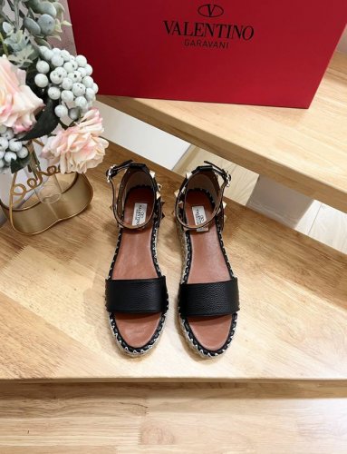 valentino Garavani 荔枝牛皮系带坡跟凉鞋 金属效果工艺处理铆钉装饰 麻绳包裹坡跟 可调节小牛皮系带 坡跟防水台 意大利制造 -35-41