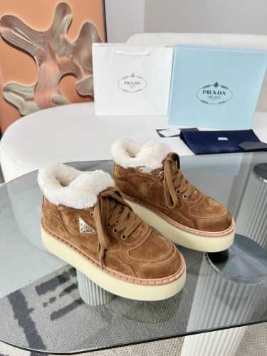 最新系列！Prada 普拉达2024秋冬季新款毛拖鞋 三角扣面包包头半拖鞋 最新走秀系列 经典升级 舒适度与时髦度并存 每个颜色搭配都好看，设计搭配不同风格需求
