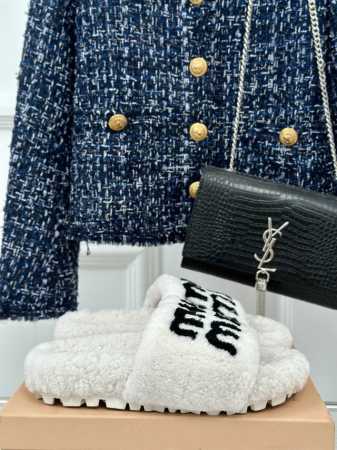 厂价 Miumiu经典秋冬字母毛毛拖鞋 这季节美鞋太多这款毛拖 真的是让我无法自拔真太可爱了～ 毛茸茸的羊毛是选用欧洲进口a级羊毛 我们做到与原版一致满鞋 全部 - 点击图像关闭