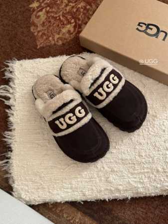 冲量价: UGG logo拖鞋太火啦 一眼就上头的款式 胖胖的方圆头鞋 加上羊毛边边logo 憨憨的可爱。鞋身很轻巧 走路简直可以跳起来！ 四色:栗色 咖色 沙 - 点击图像关闭