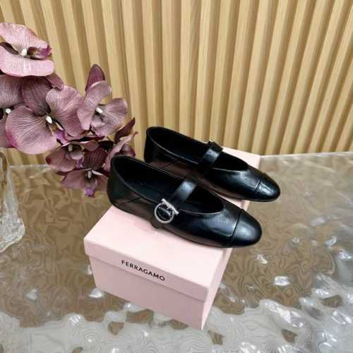 Ferragamo 菲拉格慕25Aw 灵感来自于上世纪奥黛丽 赫本Audrey系列 柔软小羊 复古平底玛丽珍鞋 满满的法式复古风 上脚也很时髦 而且百搭 日常通