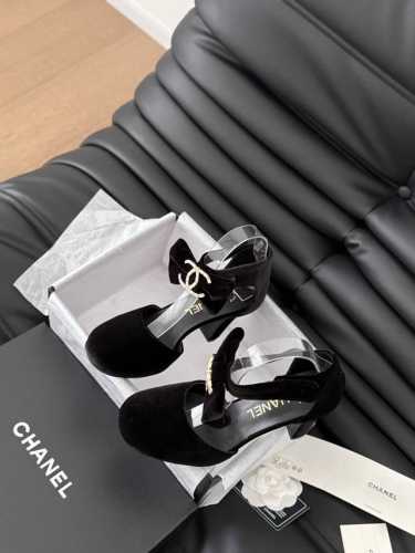 绒布 皮面 Chanel 24K走秀款玛丽珍单鞋 简约又不失甜美俏皮！ 鞋头经典拼色简约易搭，搭配一字带更加跟脚。 内里羊皮 真皮大底 Size:35-39 其