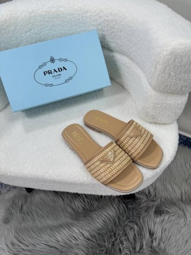 出厂： prada 普拉达 春夏新款 编织平底拖鞋 一字拖 沙滩鞋 凉拖 酒椰纤维编织，标志性金属三角标搭配古沙滩凉鞋造型，每一个设计元素都踩在时髦点上！ 码数