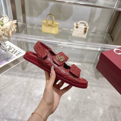 Gucci 巴黎2025春 New Marmont Gg 压花皮革凉鞋 990欧 gucci 这款 New Marmont 凉鞋以皮革于意大利制成 铺满醒目的