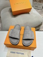 情侣款 最新款-- LOUIS VUITTON 路易威登 最新时尚休闲半拖鞋～代购级当季最新潮品 众多博主纷纷种草，入购原版开模定制，鞋面采用牛仔LV字母工艺配