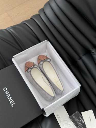 新版面 Chanel 新色芭蕾舞鞋 原版1:1复刻 经典中的经典 无论搭配裤装还是裙装都是完美 小圆头的设计很好的修饰脚型 ，小仙女们必备！ 跟高：2.5Cm