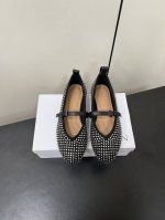 Jwanderson 25S早春新款满钻玛丽珍芭蕾舞鞋水钻平底单鞋 黑色钻款有点像Alaia的款式，鞋型相比会秀气一点，慵懒随性轻盈柔然脚感舒适，随意搭配都很仙